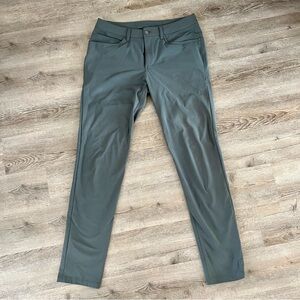 Lululemon Men’s ABC Commuter Slim-Fit 5 Pocket Pant Warpstreme Green Size 32/35